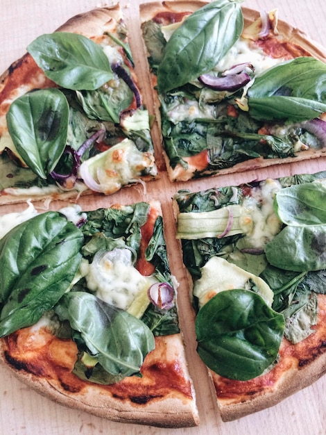 Hochwinkelansicht der Pizza auf dem Tisch