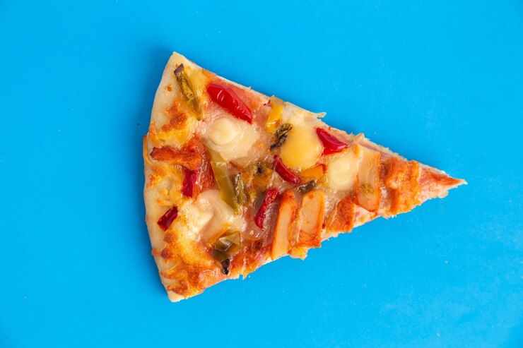 Foto hochwinkelansicht der pizza vor blauem hintergrund