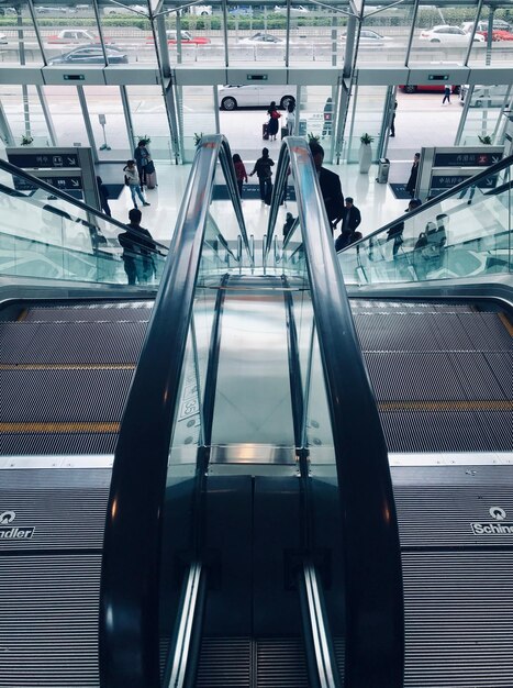 Hochwinkelansicht der Rolltreppe am Flughafen