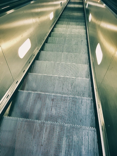 Foto hochwinkelansicht der rolltreppe am u-bahn-bahnhof