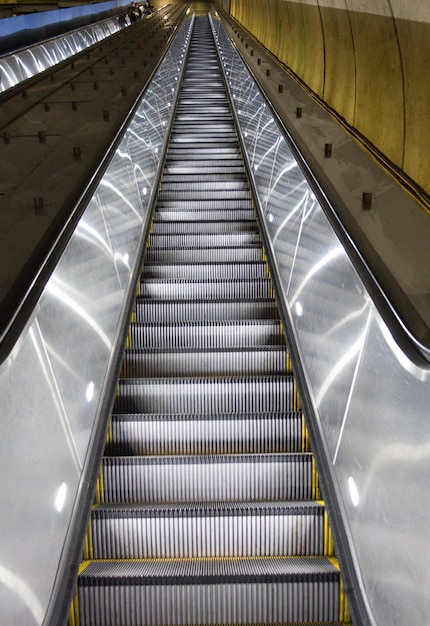 Hochwinkelansicht der Rolltreppe