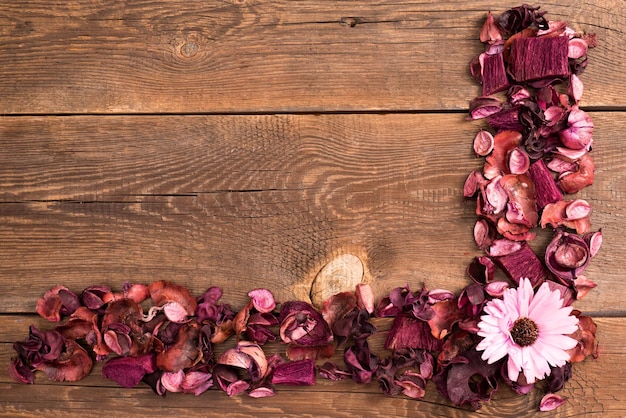 Hochwinkelansicht der rosa Blume auf dem Tisch