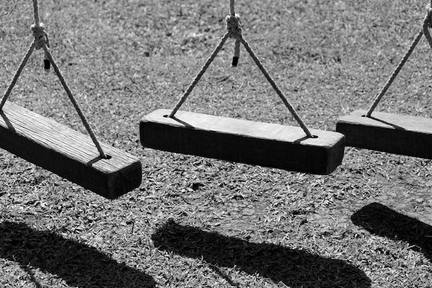 Foto hochwinkelansicht der schaukel auf dem spielplatz