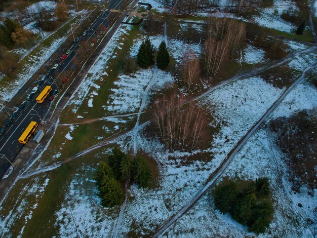 Hochwinkelansicht der schneebedeckten Straße durch Bäume