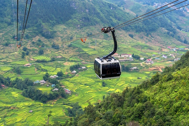 Foto hochwinkelansicht der seilbahn