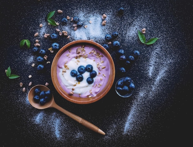 Hochwinkelansicht der Smoothie-Schüssel auf dem Tisch
