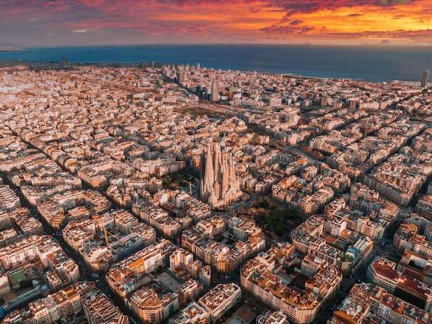 Hochwinkelansicht der Stadt bei Sonnenuntergang