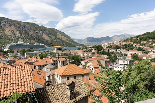 Hochwinkelansicht der Stadt durch die Berge gegen einen bewölkten Himmel