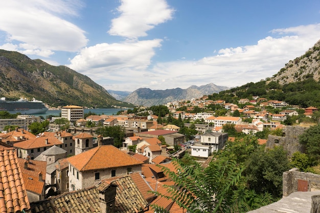Hochwinkelansicht der Stadt durch die Berge vor einem bewölkten Himmel