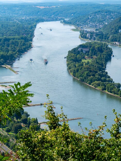 Foto hochwinkelansicht der stadt vom meer aus