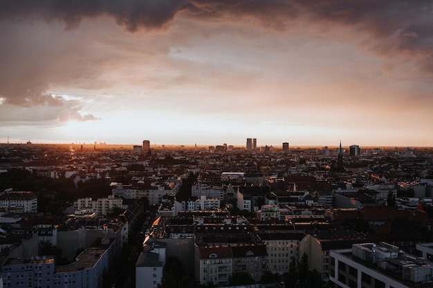 Foto hochwinkelansicht der stadtgebäude bei sonnenuntergang