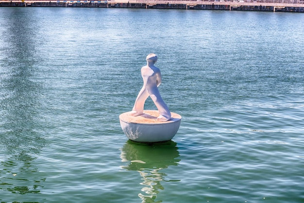 Hochwinkelansicht der Statue auf dem Wasser