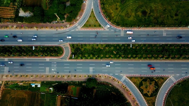 Hochwinkelansicht der Straße durch Bäume