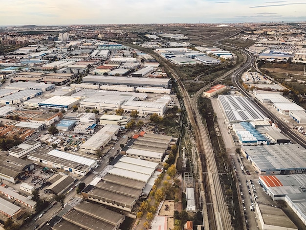 Hochwinkelansicht der Straße inmitten von Gebäuden in der Stadt