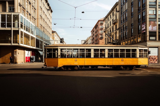 Hochwinkelansicht der Straßenbahn auf der Straße