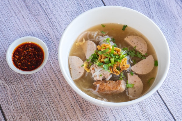 Foto hochwinkelansicht der suppe in einer schüssel auf dem tisch