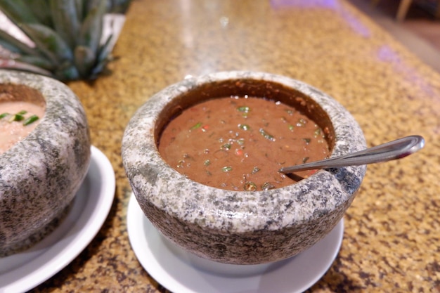 Foto hochwinkelansicht der suppe in einer schüssel auf dem tisch