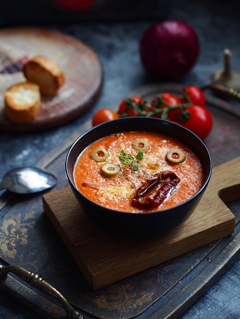 Hochwinkelansicht der Suppe in einer Schüssel auf dem Tisch