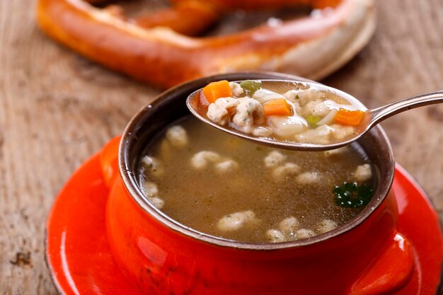 Foto hochwinkelansicht der suppe in einer schüssel auf dem tisch