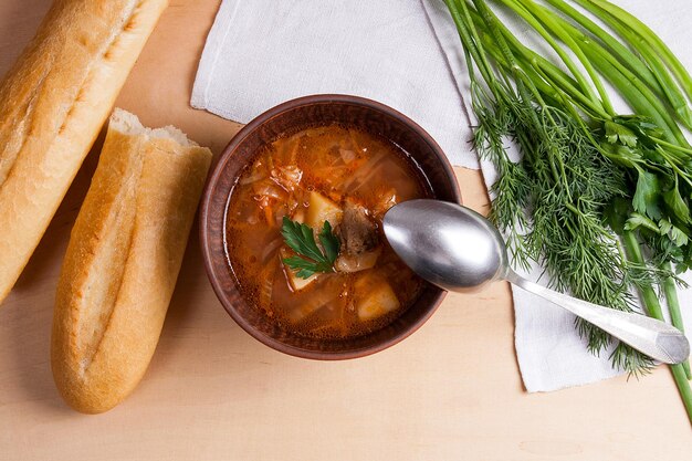 Hochwinkelansicht der Suppe in einer Schüssel auf dem Tisch