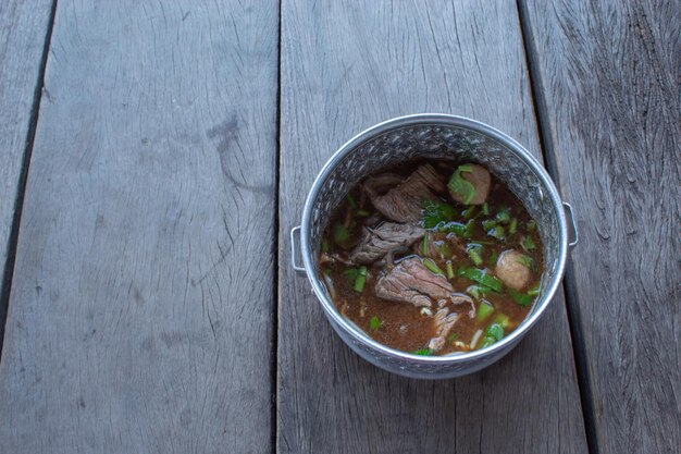 Foto hochwinkelansicht der suppe in einer schüssel auf dem tisch