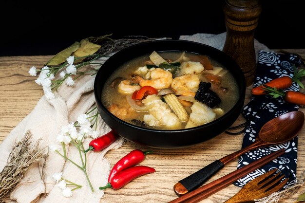 Hochwinkelansicht der Suppe in einer Schüssel auf dem Tisch