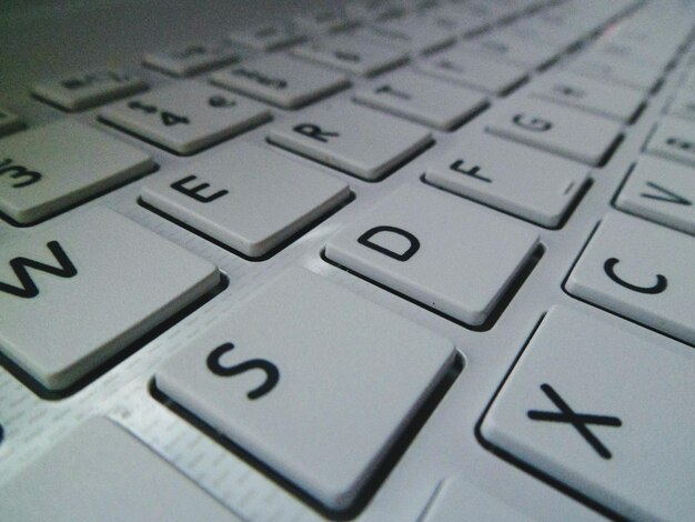 Foto hochwinkelansicht der tastatur