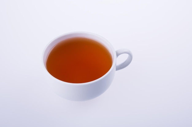 Hochwinkelansicht der Teetasse vor weißem Hintergrund