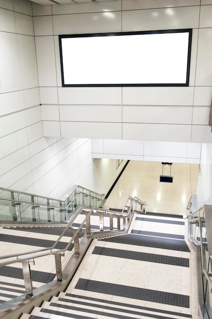 Foto hochwinkelansicht der treppe am u-bahn-bahnhof