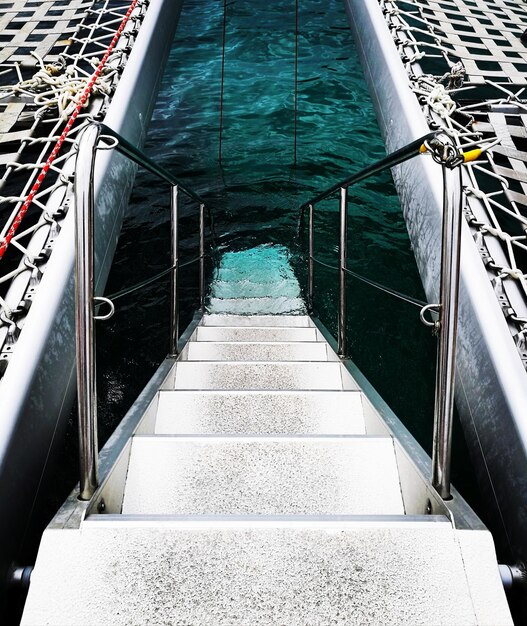 Foto hochwinkelansicht der treppe gegen das meer