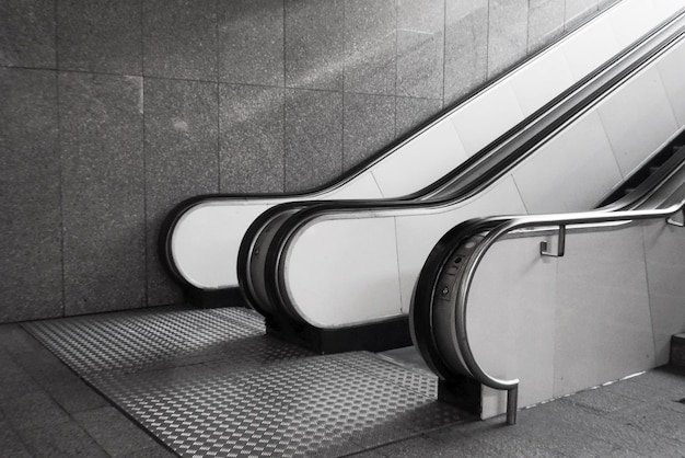 Foto hochwinkelansicht der treppe im gebäude