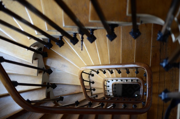 Foto hochwinkelansicht der treppe