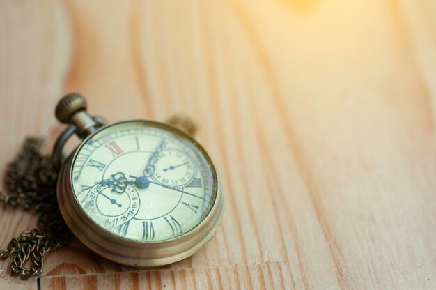 Foto hochwinkelansicht der uhr auf dem tisch