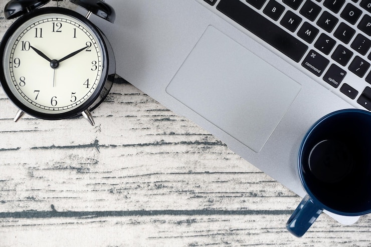 Foto hochwinkelansicht der uhr auf dem tisch