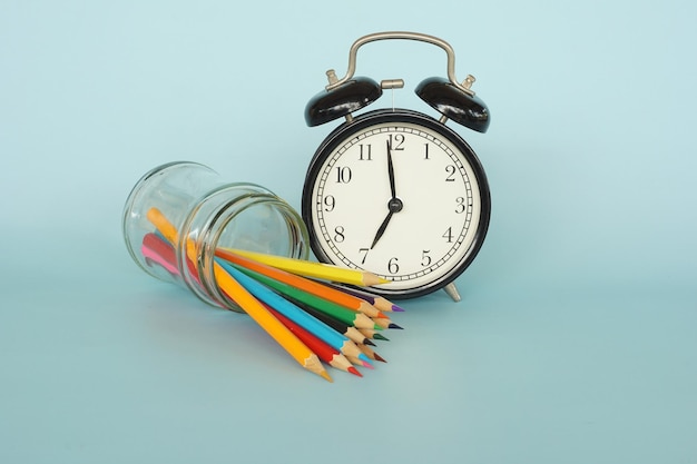 Hochwinkelansicht der Uhr auf dem Tisch