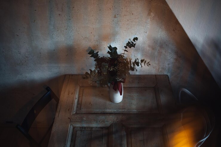 Foto hochwinkelansicht der vase mit einem bündel blumen auf dem tisch