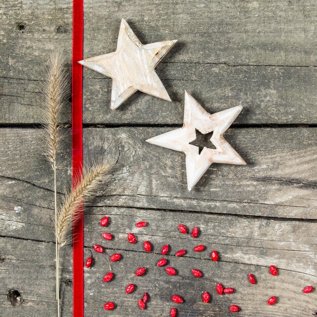 Foto hochwinkelansicht der weihnachtsdekoration auf einem holztisch