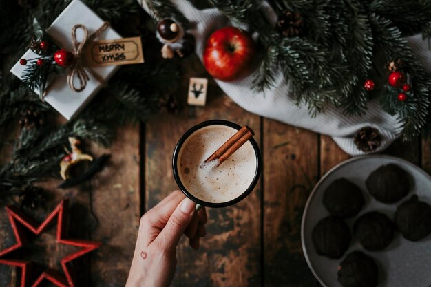 Hochwinkelansicht der Weihnachtsdekoration in der Hand