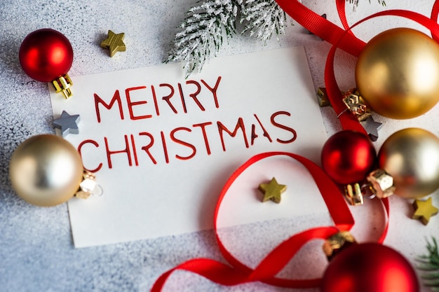 Hochwinkelansicht der Weihnachtsdekoration mit Text