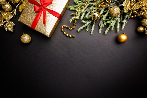Hochwinkelansicht der Weihnachtsdekorationen auf dem Tisch