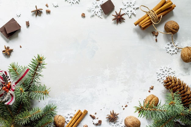 Hochwinkelansicht der Weihnachtsdekorationen auf dem Tisch