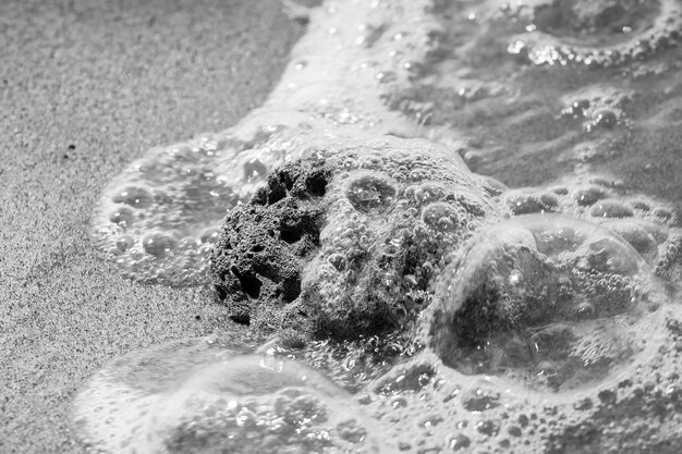 Foto hochwinkelansicht der wellen am strand