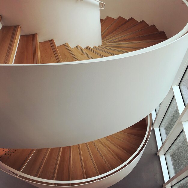 Hochwinkelansicht der Wendeltreppe im Gebäude