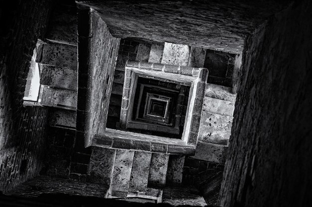 Foto hochwinkelansicht der wendeltreppe in einem alten gebäude