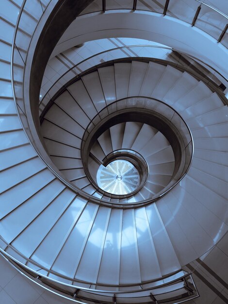 Foto hochwinkelansicht der wendeltreppe