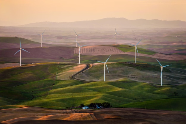 Hochwinkelansicht der Windkraftanlage vor klarem Himmel