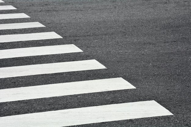 Foto hochwinkelansicht der zebrastrecke auf der straße