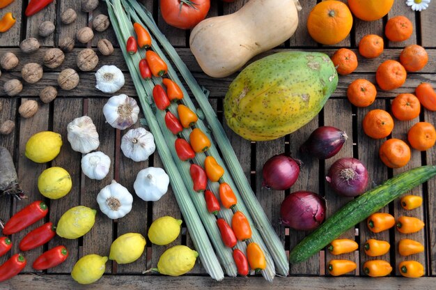 Foto hochwinkelansicht der zusammensetzung von gemüse und obst auf einer ta