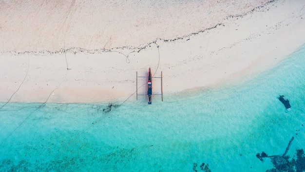 Hochwinkelansicht des an der Küste am Strand verankerten Ausleger