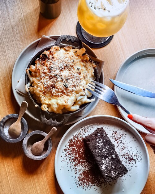 Foto hochwinkelansicht des auf dem tisch servierten desserts